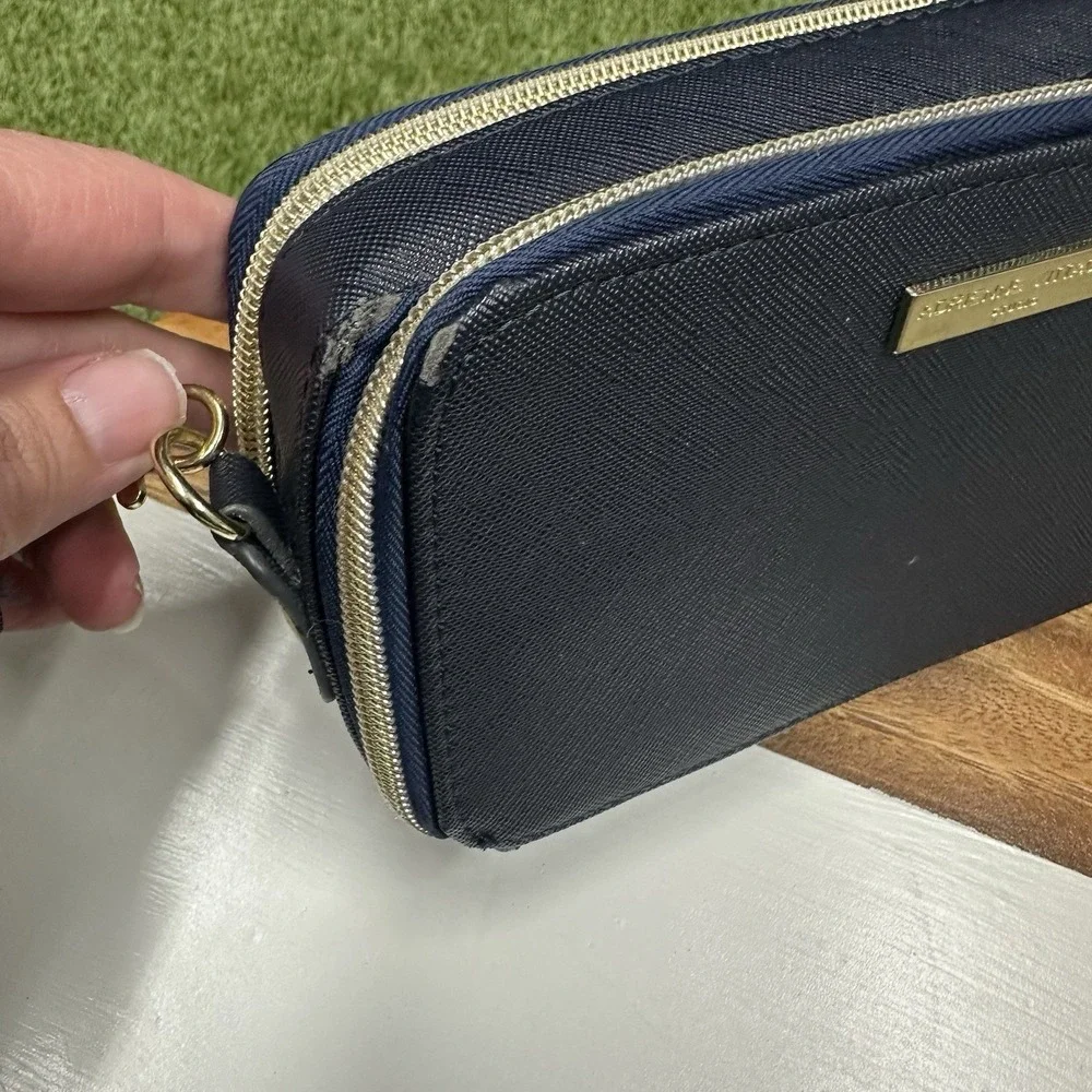 ADRIENNE VITTADINI Charging Wallet Crossbody RFID Protection NAVY SAFFIANO‎ - Picture 11 of 14